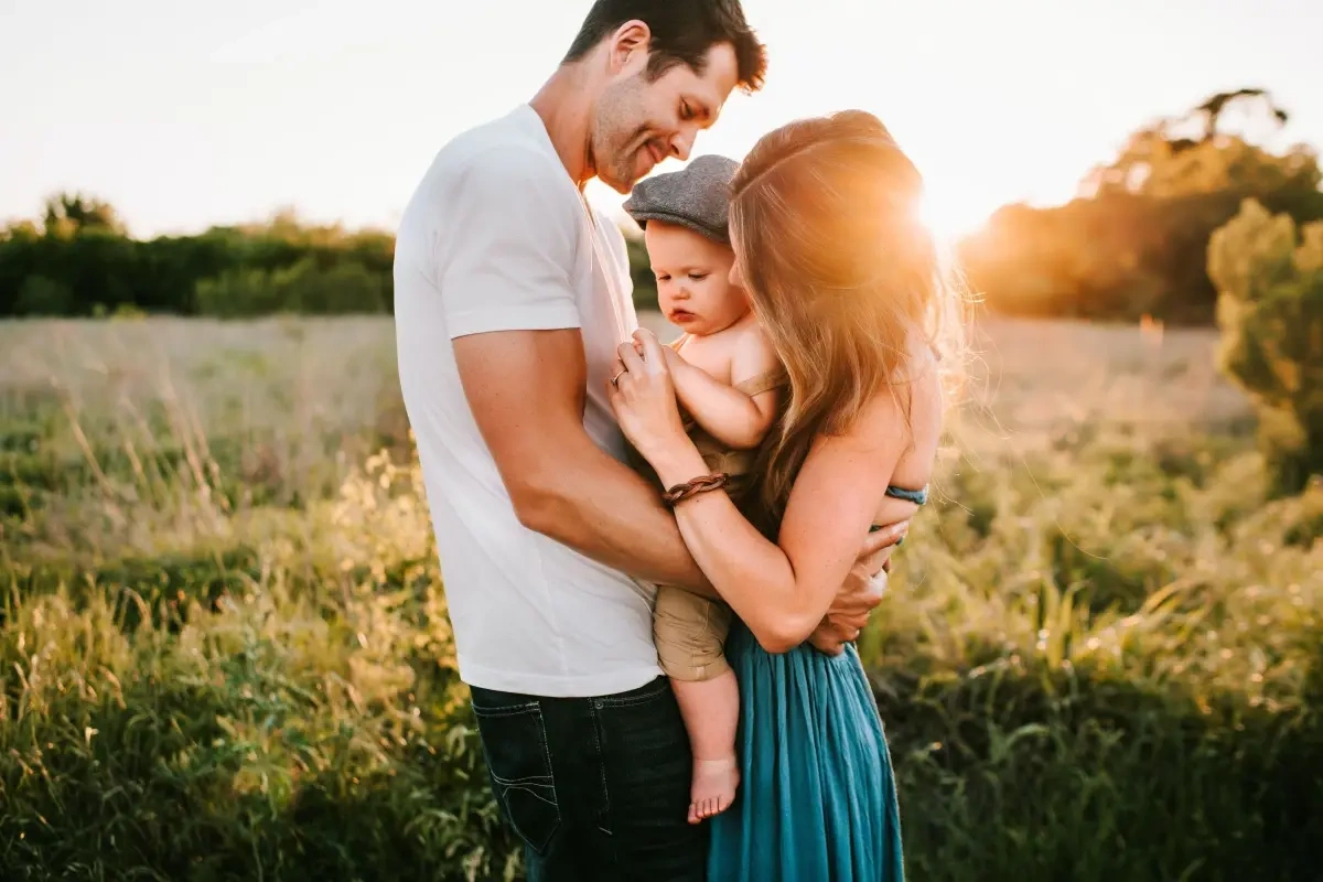 Livet med børn kan være hårdt - her er 6 gode råd til at passe godt på parforholdet